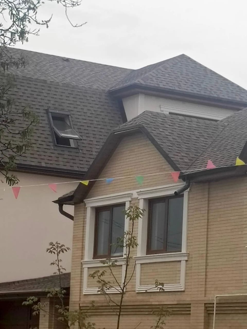 Кровля дома с мансардным окном